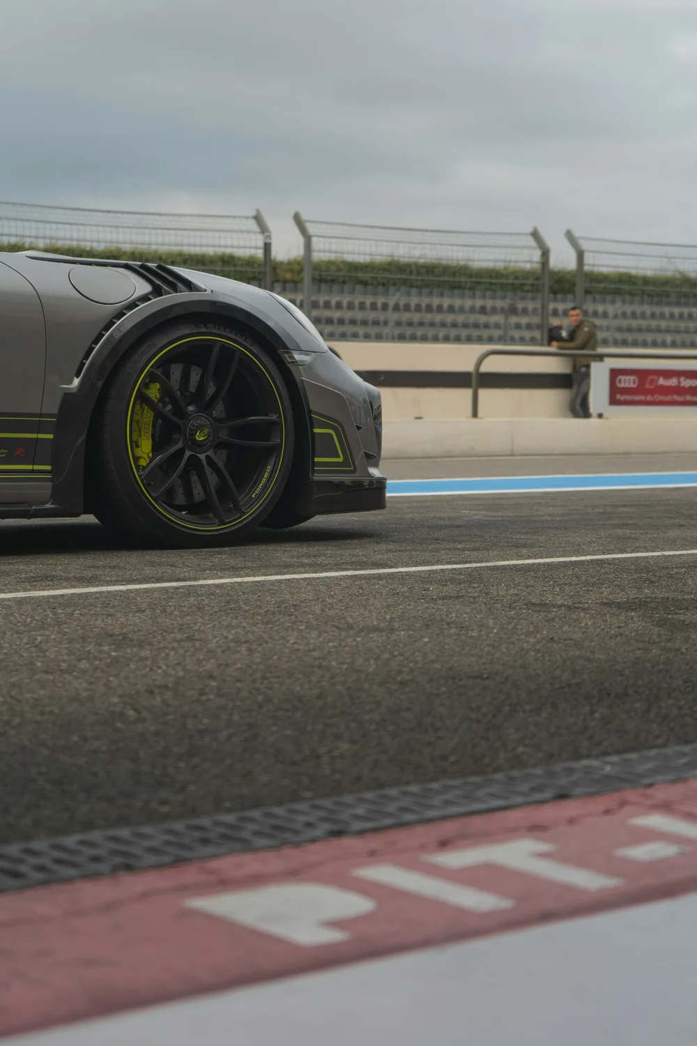 Détail d’une Porsche dans la voie des stands du circuit Paul Ricard